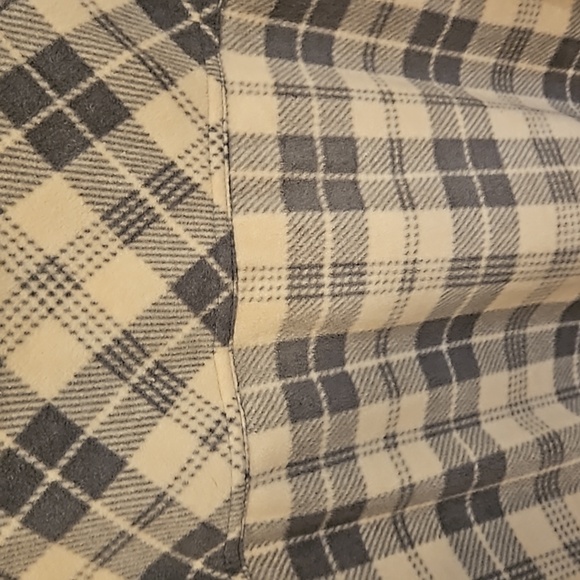 Women's long sleeve fleece plaid. Size xxl. Color is a very light pink with grey - Picture 3 of 4